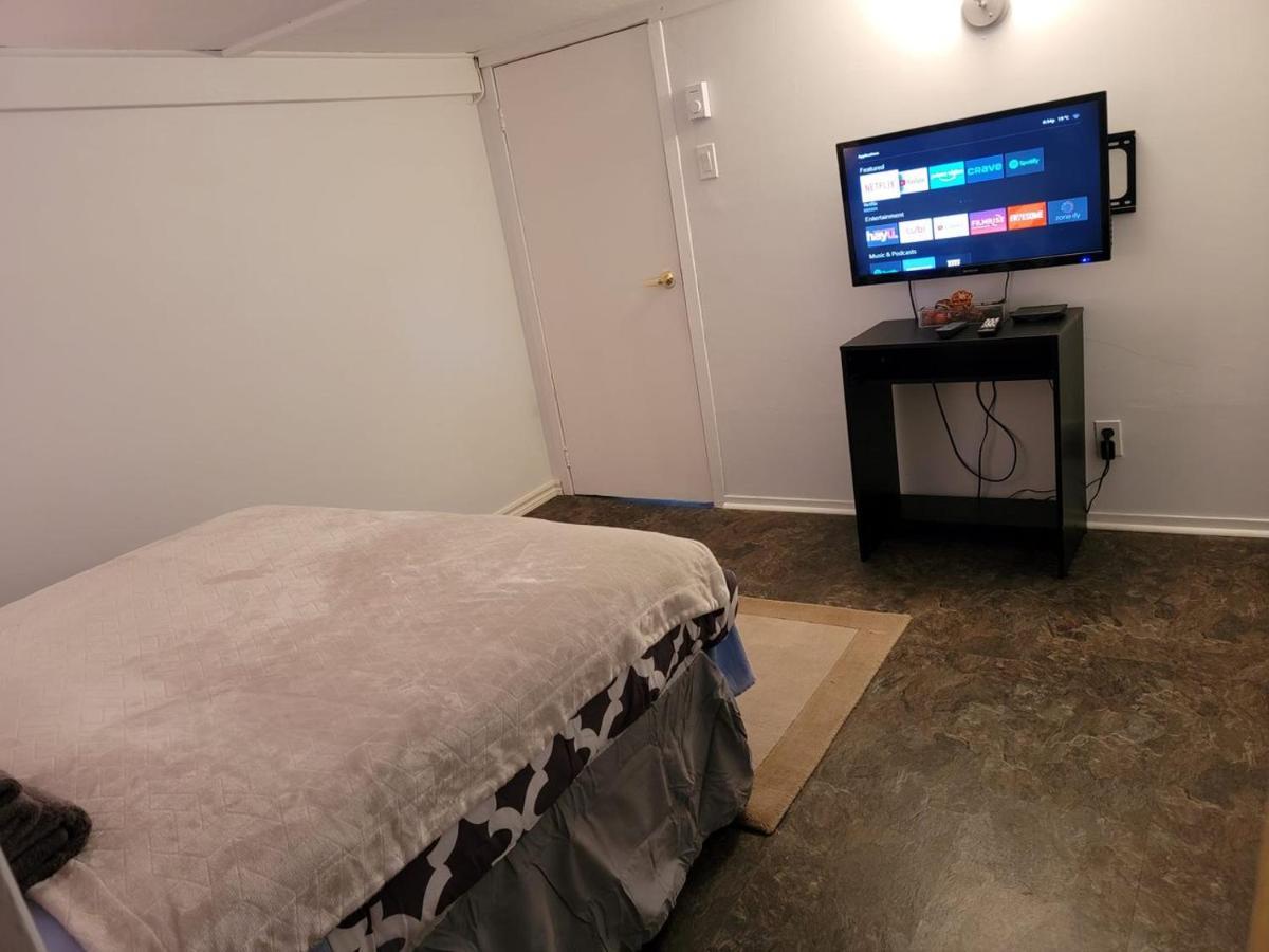 에드먼스턴 Lower Level Apt 6Ft High Close To Hwy Netflix Wifi 아파트 외부 사진