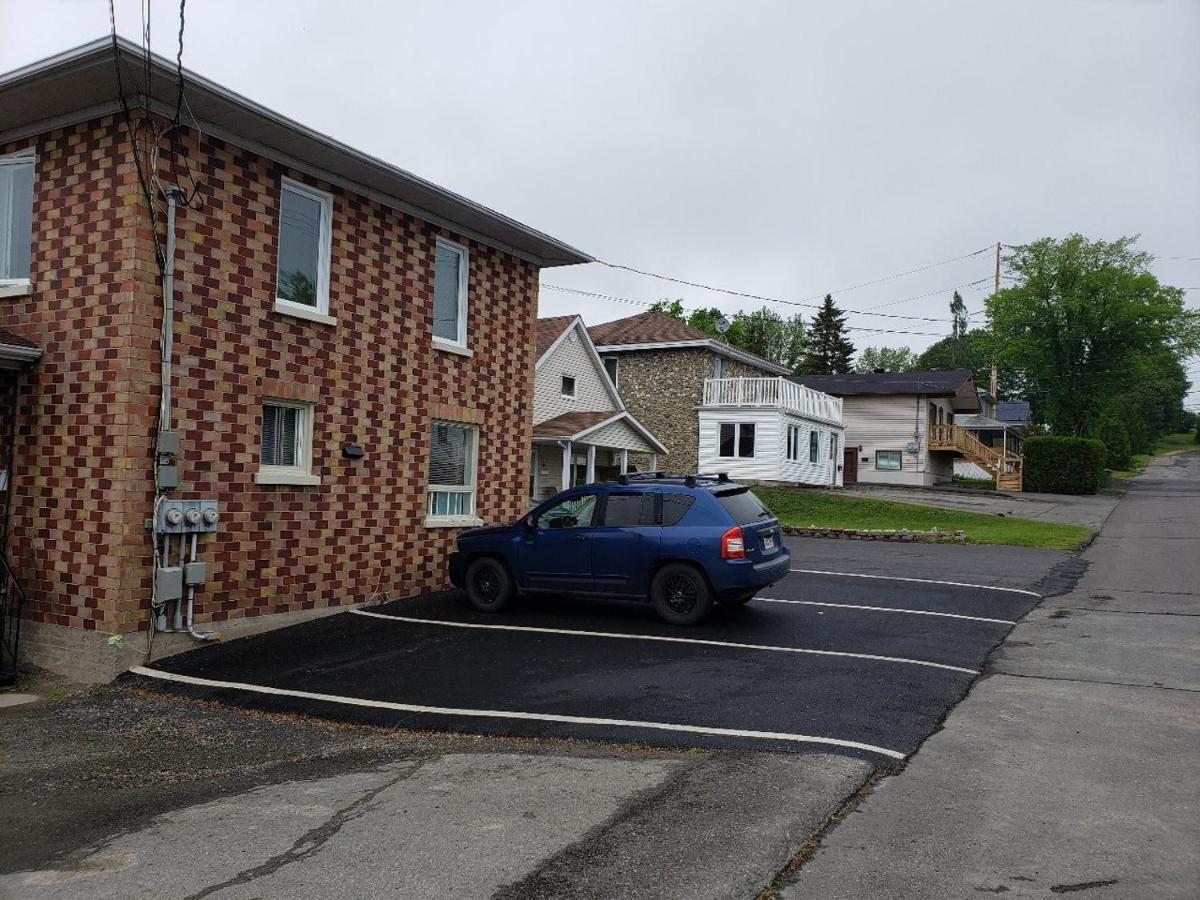 에드먼스턴 Lower Level Apt 6Ft High Close To Hwy Netflix Wifi 아파트 외부 사진
